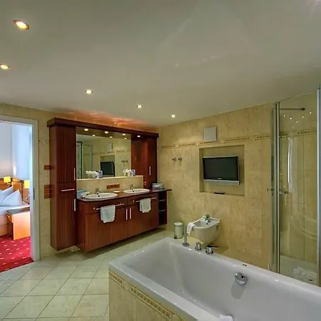 Koenigshof Hotel Resort ホテル オーバーシュタウフェン